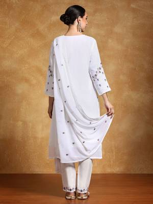 Women Floral Embroidered Regular Thread Work  Cotton Kurta with Trousers & With Dupatta 3