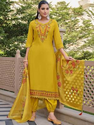Floral Embroidered Sweetheart Neck Kurta With Salwar & Dupatta 3