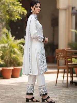 Women Floral Embroidered Regular Thread Work Kurta with Trousers & With Dupatta 2