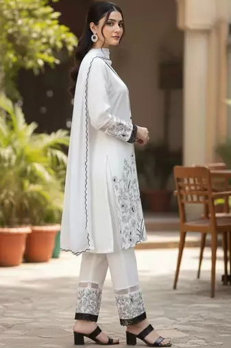 Women Floral Embroidered Regular Thread Work Kurta with Trousers & With Dupatta