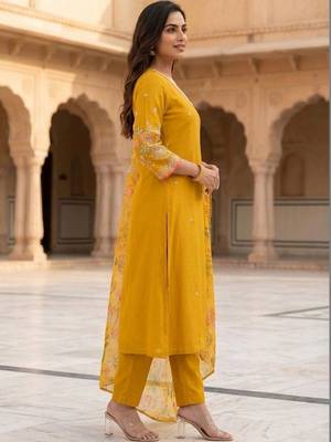 Women Floral Embroidered Regular Thread Work Kurta with Trousers & With Dupatta 2
