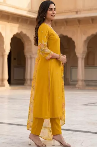 Women Floral Embroidered Regular Thread Work Kurta with Trousers & With Dupatta