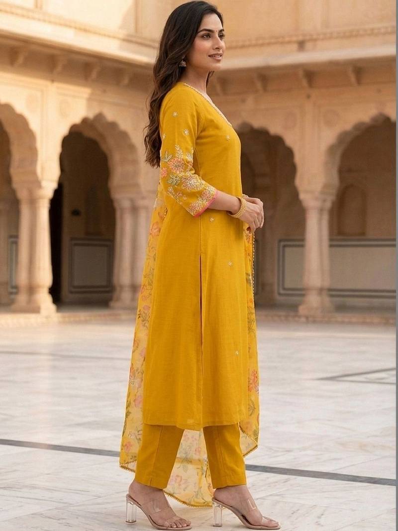 Women Floral Embroidered Regular Thread Work Kurta with Trousers & With Dupatta