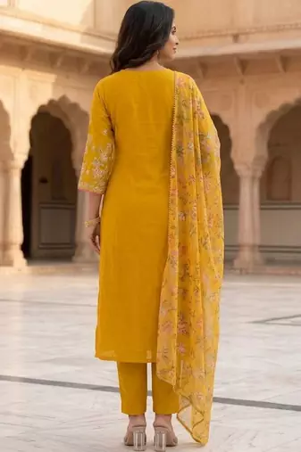 Women Floral Embroidered Regular Thread Work Kurta with Trousers & With Dupatta