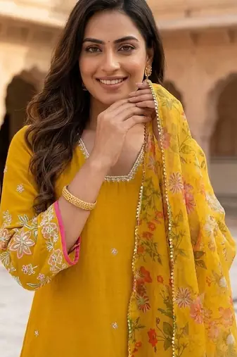 Women Floral Embroidered Regular Thread Work Kurta with Trousers & With Dupatta