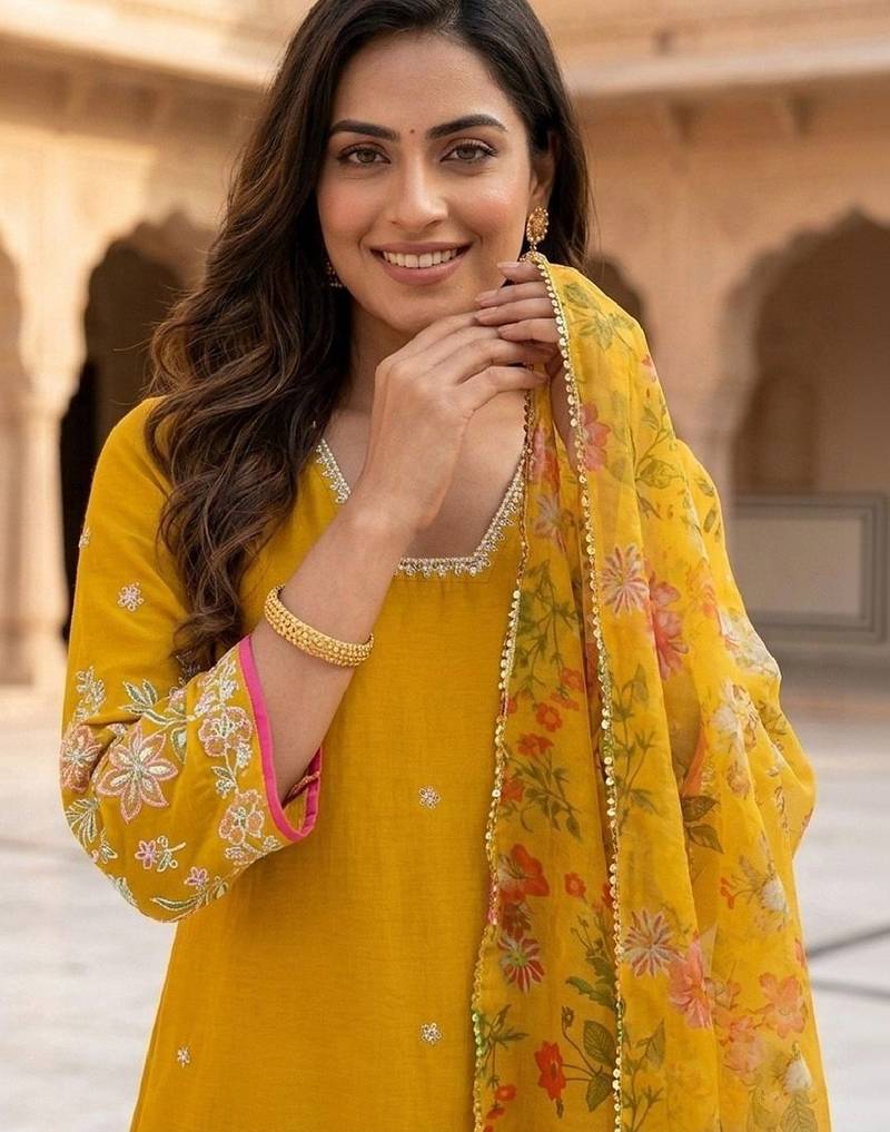 Women Floral Embroidered Regular Thread Work Kurta with Trousers & With Dupatta