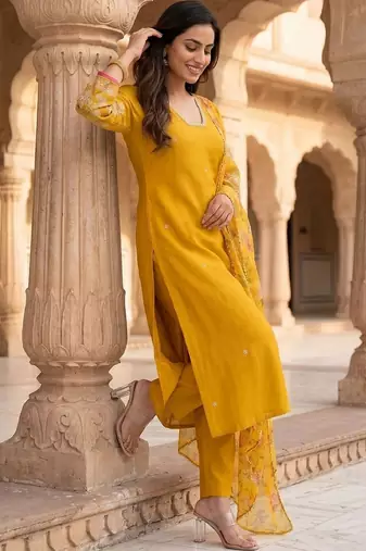Women Floral Embroidered Regular Thread Work Kurta with Trousers & With Dupatta