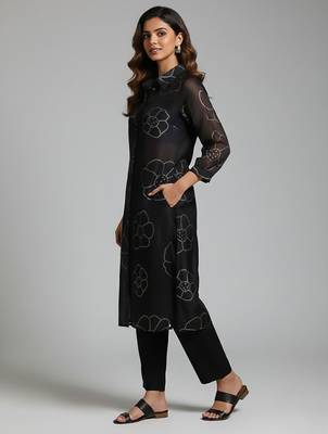 Women Bandhani Printed Kurta with Trousers 4