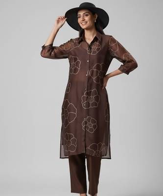 Women Bandhani Printed Regular Chanderi Silk Kurta with Trousers 4