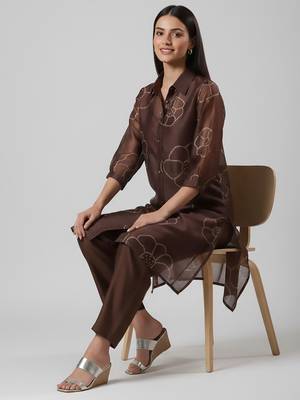 Women Bandhani Printed Regular Chanderi Silk Kurta with Trousers 6