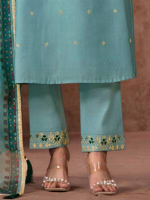 Women Floral Embroidered Regular Kurta with Trousers & With Dupatta 3