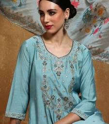 Women Floral Embroidered Regular Thread Work Kurta with Trousers & With Dupatta