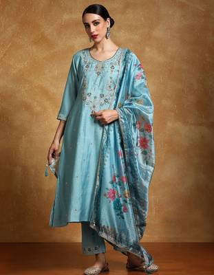 Women Floral Embroidered Regular Thread Work Kurta with Trousers & With Dupatta 1