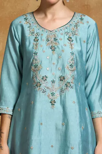 Women Floral Embroidered Regular Thread Work Kurta with Trousers & With Dupatta