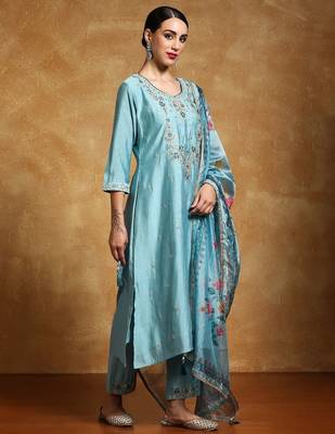 Women Floral Embroidered Regular Thread Work Kurta with Trousers & With Dupatta 4