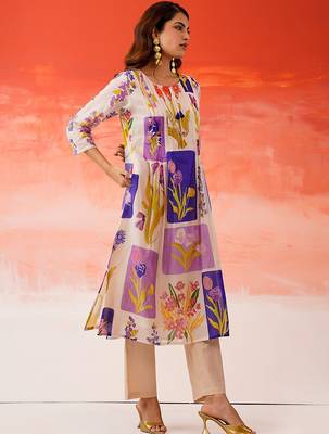 Women Floral Printed Regular Kurta with Trousers 3