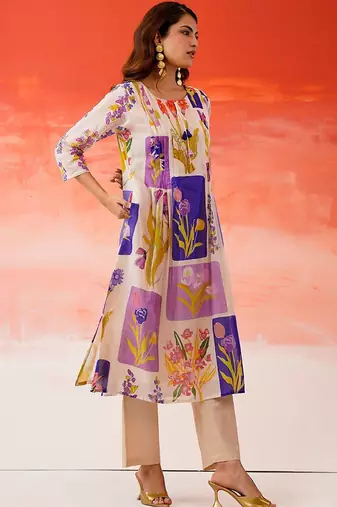 Women Floral Printed Regular Kurta with Trousers