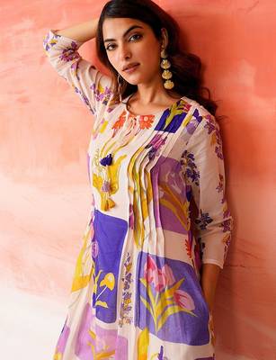 Women Floral Printed Regular Kurta with Trousers 4