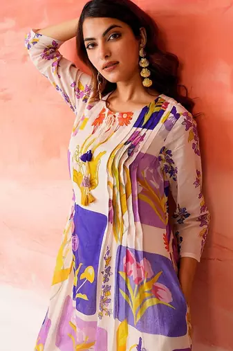 Women Floral Printed Regular Kurta with Trousers