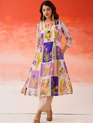 Women Floral Printed Regular Kurta with Trousers 7