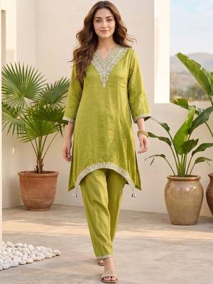 Women Regular Thread Work Kurta with Trousers 1