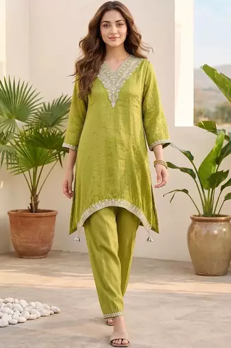 Women Regular Thread Work Kurta with Trousers