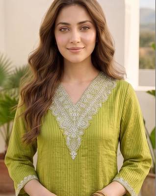 Women Regular Thread Work Kurta with Trousers 2