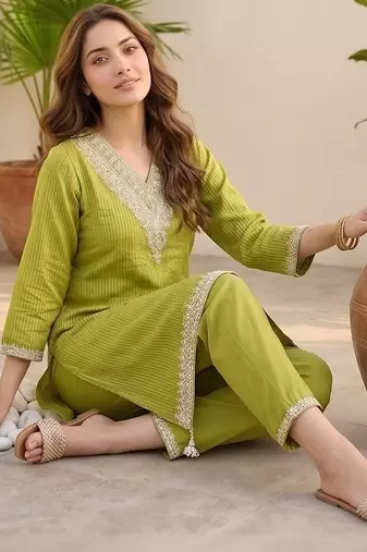 Women Regular Thread Work Kurta with Trousers