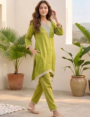 Women Regular Thread Work Kurta with Trousers 5