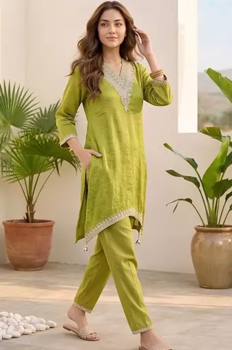 Women Regular Thread Work Kurta with Trousers