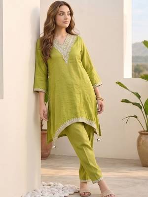 Women Regular Thread Work Kurta with Trousers 6