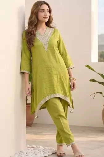 Women Regular Thread Work Kurta with Trousers