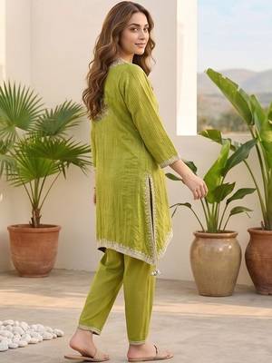 Women Regular Thread Work Kurta with Trousers 7
