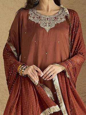 Women Floral Printed Kurta with Trousers & Dupatta 2