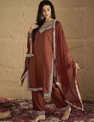 Women Floral Printed Kurta with Trousers & Dupatta 4
