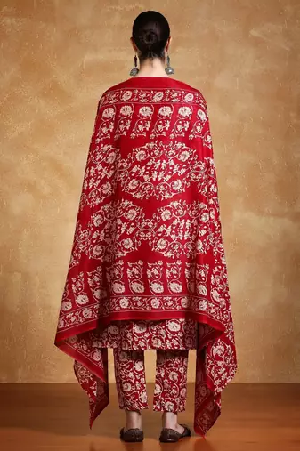 Women Floral Printed V Neck Kurta Set With Dupatta