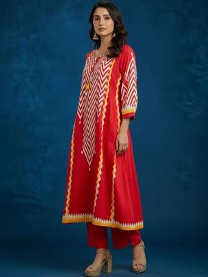 Women Printed Regular Kurta with Trousers 4