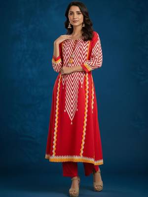 Women Printed Regular Kurta with Trousers 5