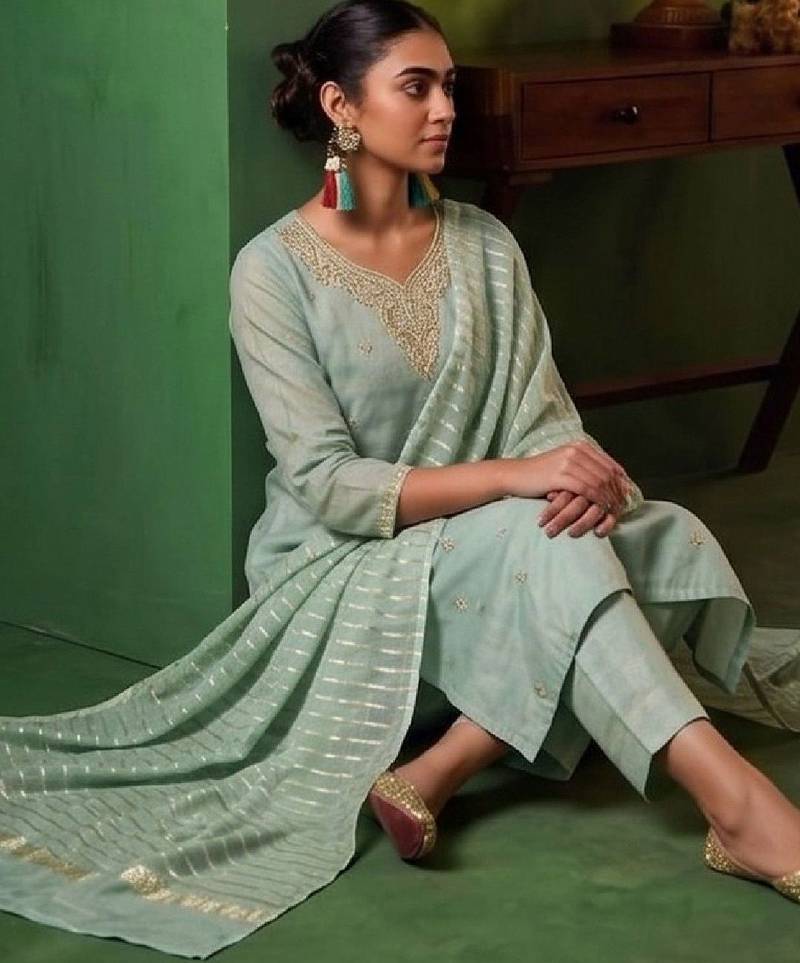 Women Ethnic Motifs Embroidered Regular Kurta with Trousers & With Dupatta