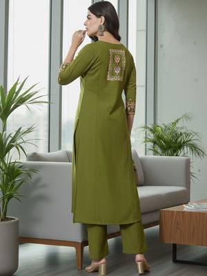 Women Ethnic Motifs Embroidered Regular Thread Work Kurta with Trousers 3