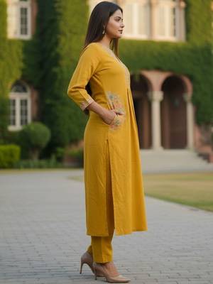 Women Ethnic Motifs Embroidered Regular Thread Work Kurta with Trousers 3