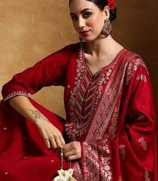 Women Floral Embroidered Regular Kurta with Trousers & With Dupatta