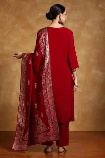 Women Floral Embroidered Regular Kurta with Trousers & With Dupatta