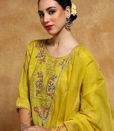 Women Floral Embroidered Regular Kurta with Trousers & With Dupatta