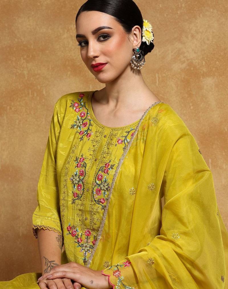 Women Floral Embroidered Regular Kurta with Trousers & With Dupatta