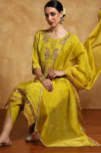 Women Floral Embroidered Regular Kurta with Trousers & With Dupatta