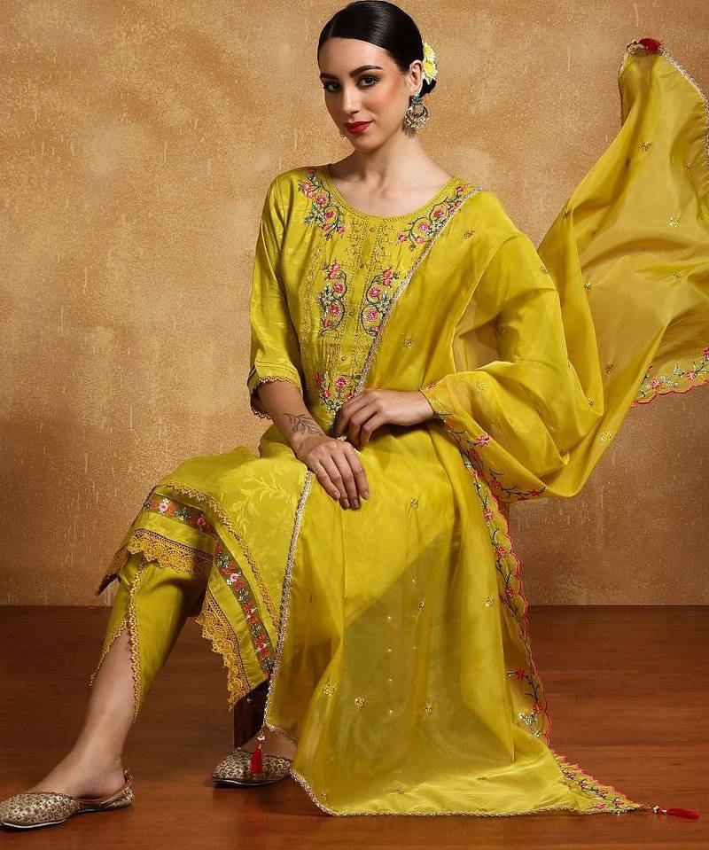 Women Floral Embroidered Regular Kurta with Trousers & With Dupatta