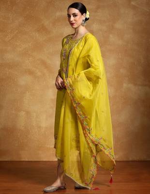 Women Floral Embroidered Regular Kurta with Trousers & With Dupatta 4