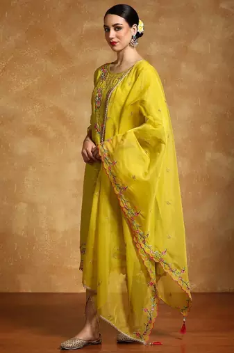 Women Floral Embroidered Regular Kurta with Trousers & With Dupatta