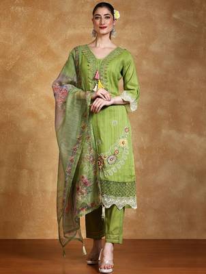 Women Floral Embroidered Thread Work  Cotton Kurta with Trousers & Dupatta 1